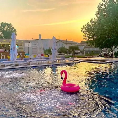 Bora Bora 4* Velipojë